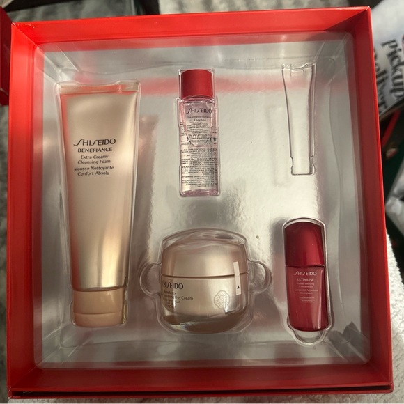 Shiseido skincare gift set - Picture 5 of 15